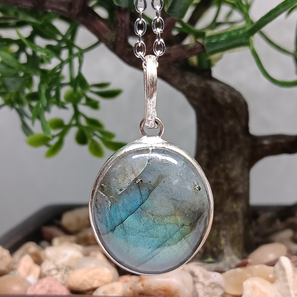 Elegant Silver and Blue Pendant Necklace